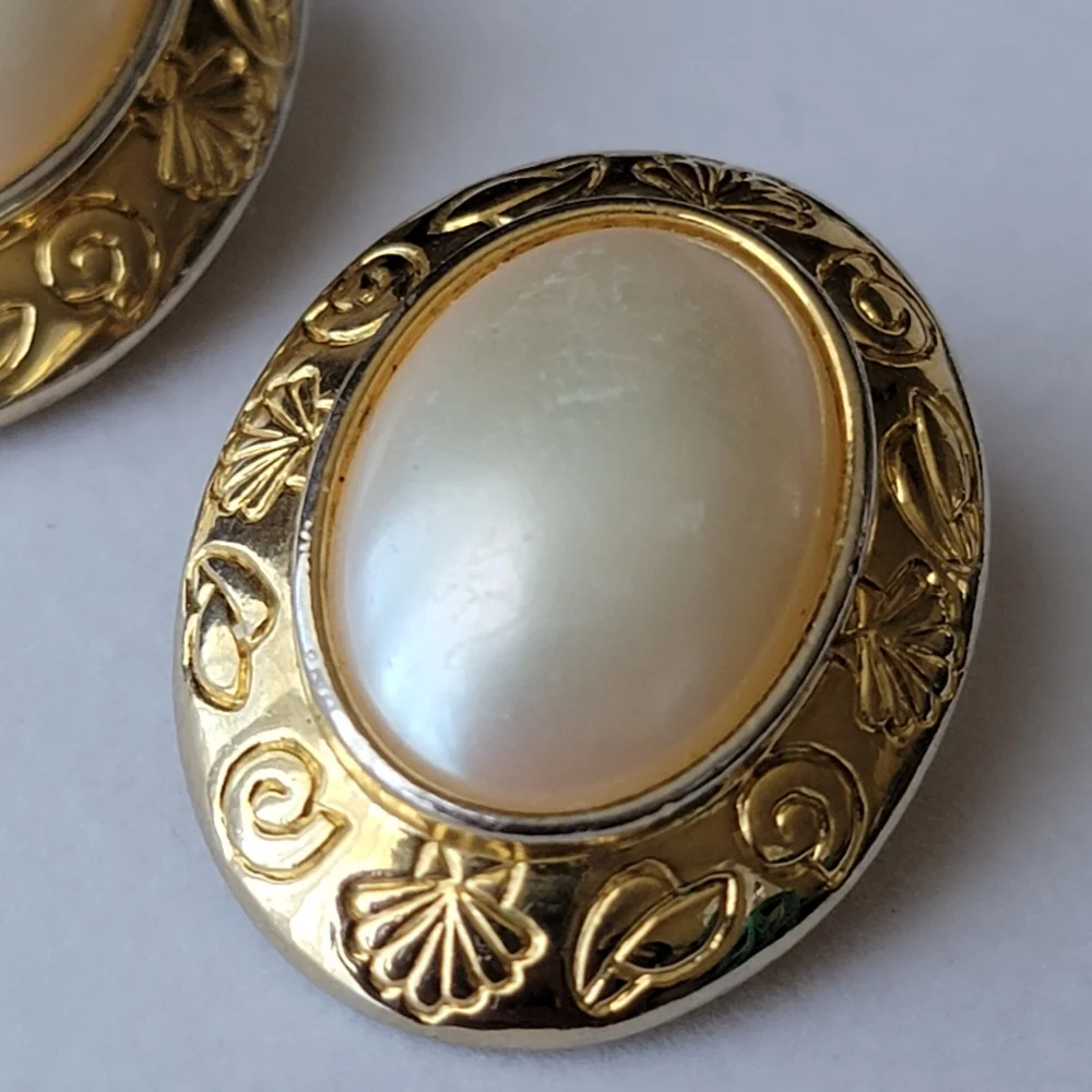 Vintage Liz Claiborne Clip On Earrings Pearl and Gold Tone Seashell Oval